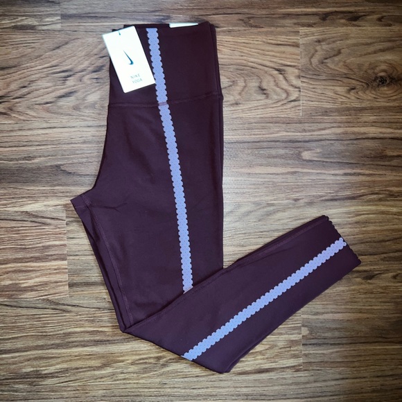 *NWT* Nike Yoga Luxe Dri-Fit High Waist Eyelet 7/8 Leggings Size L